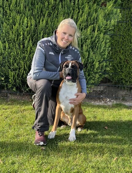 WUBOX Teilnehmerin Mareike Loges & Calito vom Kylltalblick  Text zum Bild: Unsere frisch gebackene 2. Vorsitzende ist 33 Jahre jung und seit Kindheitstagen dem Boxer verschrieben.   Zur Veranstaltung sagt sie: "Ich freue mich wahnsinnig auf dieses Event. Es wird eine tolle Zeit unter internationalen Boxerfreunden mit tollem Hundesport. Ich möchte mich besonders bei meiner Familie und meinem Trainingsteam bedanken, die mich in der Vorbereitung und Rund um die Veranstaltung immer unterstützen.   Ein großer Dank geht auch an unseren Mannschaftsführer Stefan Michel und an das Team @WUBOX IGP World Championship 2025 Spain für die klasse Vorbereitung dieser Meisterschaft.   Ich bin mir sicher wir werden in diesem super "Team Germany" viel Spaß haben - Viva la vida!"   Wir drücken auch diesem Team alle Daumen & Pfoten! 